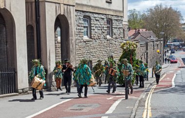 4 Mayıs 2013 'ü kutlamak için İngiltere' nin Bristol şehrinde Jack in the Green ve çalışanları geçit töreni yapıyor.
