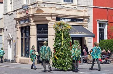 4 Mayıs 2013 'ü kutlamak için İngiltere' nin Bristol şehrinde Jack in the Green ve çalışanları geçit töreni yapıyor.