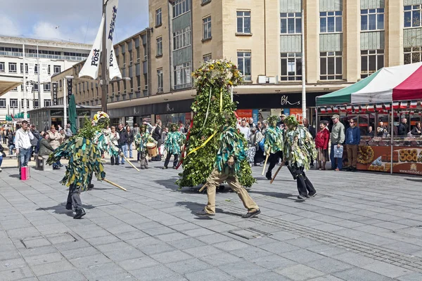 4 Mayıs 2013 'ü kutlamak için İngiltere' nin Bristol şehrinde Jack in the Green ve çalışanları geçit töreni yapıyor.