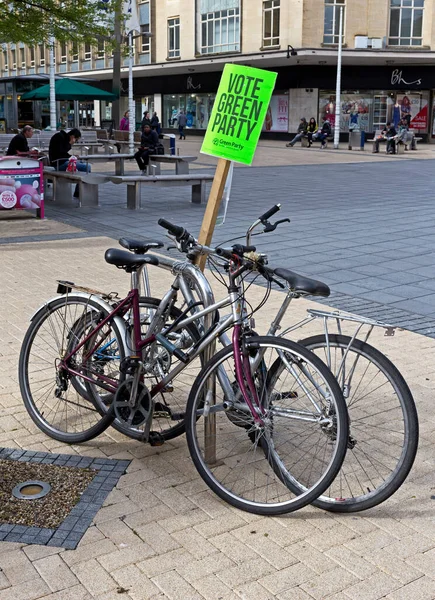 総選挙の日である2015年5月7日 英国ブリストルのブロードミードショッピングセンターに Vote Green Party というスローガンが掲げられたプラカードを持った自転車 — ストック写真
