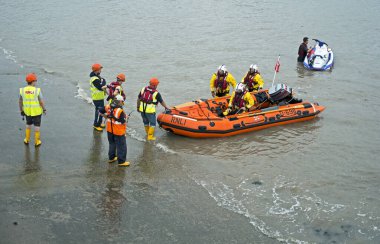 D sınıfı cankurtaran botu Anna Stock Weston-super-Mare, İngiltere 'deki Knightstone limanına yanaşıyor..
