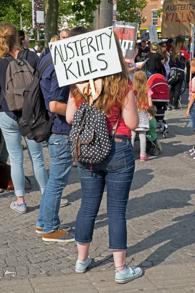 브리스톨에서 2015 Austerity Kills Bristol 구호가 플래카드를 시위자 — 스톡 사진