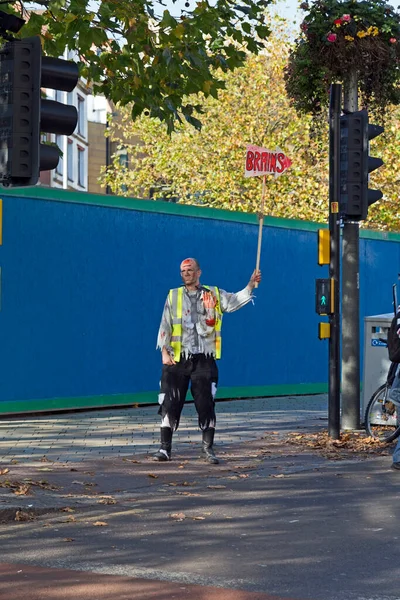 ブリストルゾンビウォークの参加者は 2015年10月31日にイギリスのブリストルで他のウォーカーに指示を与える標識を保持している — ストック写真