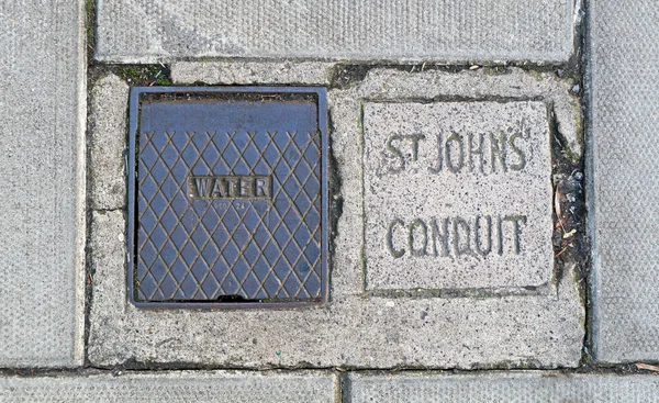 Каменный Блок Тротуаре Парк Стрит Бристоль Обозначающий Ход Строительства Трубопровода — стоковое фото