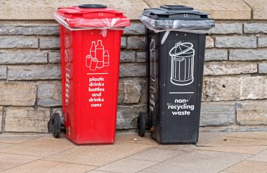 Weston-super-Mare, İngiltere 'de geri dönüşümlü ve geri dönüşümsüz atık kutuları