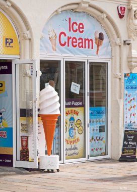 Weston-super-Mare, İngiltere 'deki bir dükkanın önünde büyük boy plastik bir dondurma külahı.