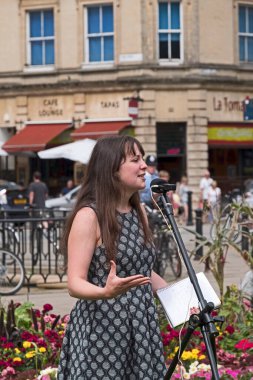 İngiltere ve Galler Yeşil Partisi genel başkan yardımcısı Amelia Womack, 30 Temmuz 2016 'da İngiltere' nin Bristol, İngiltere 'deki AB' den ayrılma kararını protesto eden göstericilere seslendi..