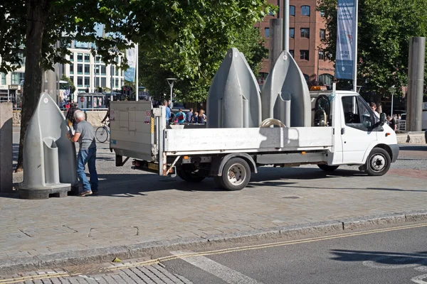 Bir işçi, 5 Ağustos 2016 'da Bristol, İngiltere' de Cuma gecesi içiciler tarafından kullanılmak üzere geçici bir pisuar kurdu.