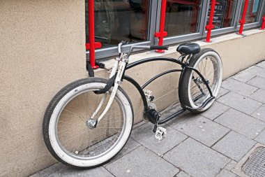 Bristol, İngiltere 'nin merkezindeki bir kafenin önüne park edilmiş özel yapım bir bisiklet.