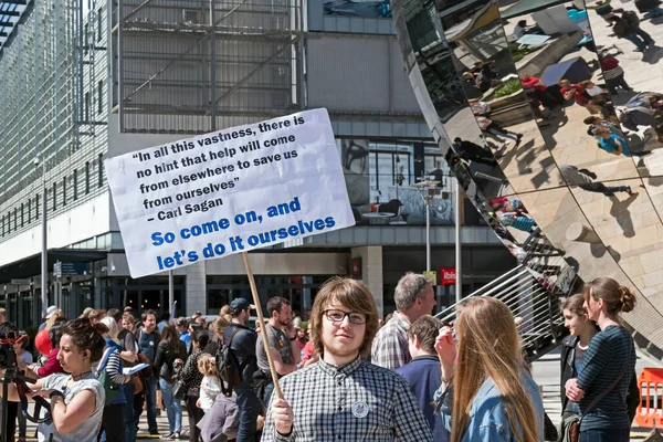 Марширующий Держит Плакат Цитатой Карла Сагана Марше Науки Бристоле Великобритания — стоковое фото