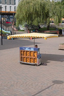 Bir adam, 17 Ağustos - 7 Eylül tarihleri arasında İngiltere 'nin Bristol kentinde gerçekleştirilen ve sanatçı Luke Jerram tarafından tasarlanmış 18 enstrümandan oluşan bir müzik parçası olan Play Me I' m Yours 'in bir parçası olan bir piyano çalıyor.