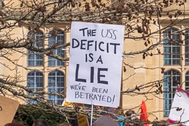 Grevdeki üniversite personeli ve destekçileri 22 Şubat 2018 'de Bristol, İngiltere' deki Bristol Üniversitesi 'nin Wills Memorial Binası önünde protesto gösterisi düzenlediler. Üniversite ve Kolej Birliği (UCU), teklif üzerine üyelerini greve çağırmıştı.