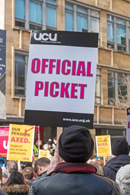 Grevdeki üniversite personeli ve destekçileri 22 Şubat 2018 'de Bristol, İngiltere' deki Bristol Üniversitesi Senato Binası önünde protesto gösterisi düzenlediler. Üniversite ve Üniversite Birliği (UCU) önerilen değişiklikleri protesto etmek için üyelerini greve çağırmıştı.