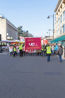 Grevdeki üniversite personeli ve destekçileri 22 Şubat 2018 'de İngiltere' nin Bristol kentindeki şehir sokaklarında yürüyüş yaptılar. Üniversite ve Kolej Birliği (UCU) emeklilik planlarında önerilen değişiklikleri protesto etmek için üyelerini greve çağırmıştı..