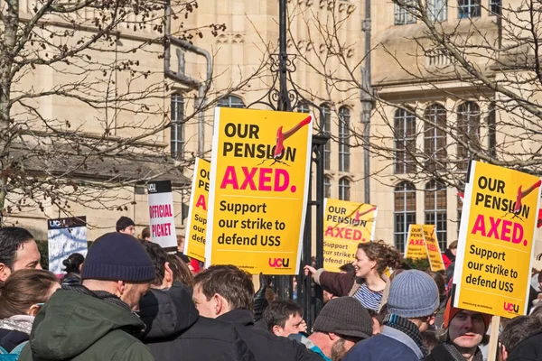 Grevdeki üniversite personeli ve destekçileri 22 Şubat 2018 'de Bristol, İngiltere' deki Bristol Üniversitesi 'nin Wills Memorial Binası önünde protesto gösterisi düzenlediler. Üniversite ve Kolej Birliği (UCU), teklif üzerine üyelerini greve çağırmıştı.