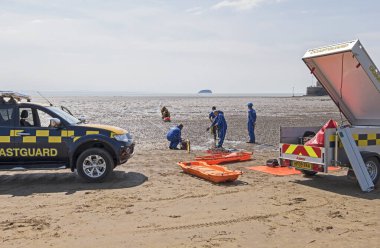 16 Temmuz 2018 'de İngiltere' nin Weston-Super-Mare plajındaki yumuşak çamurdan bir kazazede kurtarıldı..