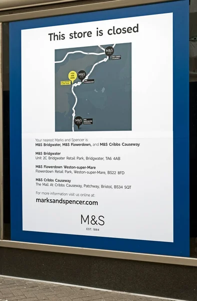 2019年5月6日に撮影された英国のウェストン スーパー マーレの中心部にあるマークスとスペンサーの店の閉鎖を発表したポスター — ストック写真