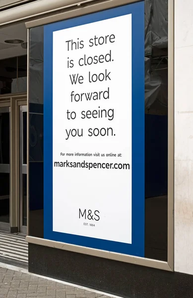 2019年5月6日に撮影された英国のウェストン スーパー マーレの中心部にあるマークスとスペンサーの店の閉鎖を発表したポスター — ストック写真