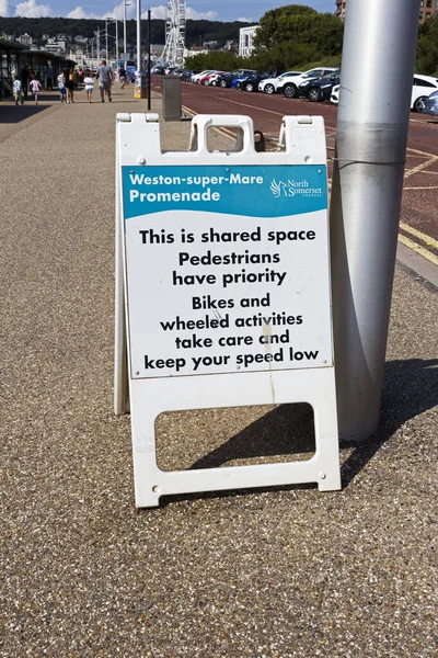 Знак Предупреждающий Пешеходы Имеют Приоритет Над Велосипедистами Набережной Уэстон Супер — стоковое фото