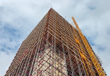 Bristol, İngiltere 'deki Bristol Üniversitesi' ndeki Wills Memorial Binası 'nın kulesi 10 Mart 2006' da restorasyon çalışmaları için iskelenin arkasında kayboldu.