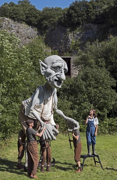 Gnomus, 21 Eylül 2019 'da İngiltere' nin Weston-super-Mare kentindeki Old Town taş ocağında Dünya 'nın bekçisi. Bunraku kuklası Gnomus, Cesur Kuklalar tarafından yapılmış ve işletilmiştir ve yerel sahne sanatları grubu Orchard tarafından Weston-super-Mare 'ye getirilmiştir..