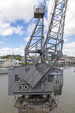 Bristol, İngiltere 'deki M Shed Müzesi' nin dışında korunmuş bir Stothert ve Pitt limanı üç tonluk vinç..