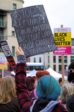 12 Kasım 2016 'da İngiltere' nin Bristol kentinde ABD Başkanı Donald Trump 'ın seçilmesine karşı düzenlenen gösteride bir kadın plaket tutuyor.