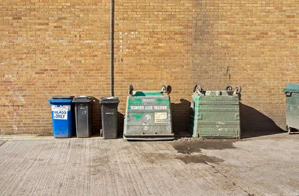 英国布里斯托尔的一些不同尺寸的轮式垃圾箱 其中两个倒置了 — 图库照片