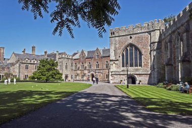 Wells, İngiltere 'deki Bishop' s Palace çimlerin üzerinde kriket oynanıyor.
