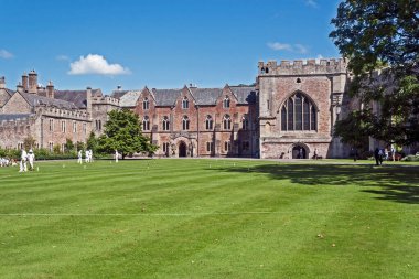 Wells, İngiltere 'deki Bishop' s Palace çimlerin üzerinde kriket oynanıyor.