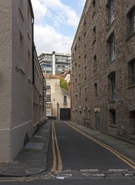 İngiltere 'nin Bristol kentindeki Colston Kulesi Danimarka Caddesi' ndeki binalar arasındaki boşluktan görülüyor..