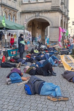 Göstericiler 8 Şubat 2020 'de İngiltere' nin Weston-super-Mare kentindeki Bristol Havalimanı 'nın planlanan genişlemesini protesto ettiler.