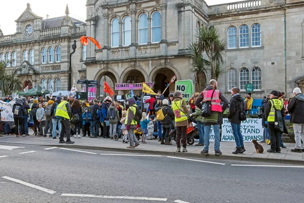 Göstericiler 8 Şubat 2020 'de İngiltere' nin Weston-super-Mare kentindeki Bristol Havalimanı 'nın planlanan genişlemesini protesto ettiler.