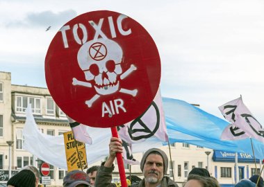 Göstericiler 8 Şubat 2020 'de İngiltere' nin Weston-super-Mare kentindeki Bristol Havalimanı 'nın planlanan genişlemesini protesto ettiler.