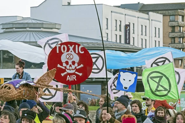 Göstericiler 8 Şubat 2020 'de İngiltere' nin Weston-super-Mare kentindeki Bristol Havalimanı 'nın planlanan genişlemesini protesto ettiler.