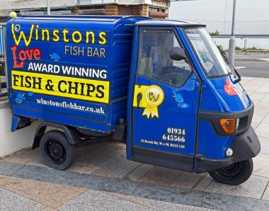 Weston-super-Mare, İngiltere 'de Winston' s Fish Bar 'ın reklamını yapan üç tekerlekli bir minibüs.