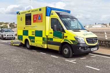 Weston-super-Mare, İngiltere 'deki Güney Batı Ambulans Servisi' ne ait bir ambulans..