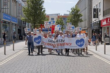 Göstericiler, Weston General Hospital 'daki A & E bölümünün bir gecede kapatılmasını ve 6 Temmuz 2019' da İngiltere 'nin Weston-super-Mare kentindeki North Somerset kentindeki sağlık hizmetlerine yapılacak olası kesintileri protesto ettiler.