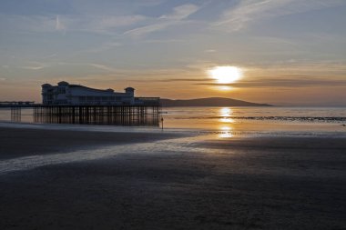 Weston-super-Mare 'deki Grand Pier, İngiltere' de gün batımında