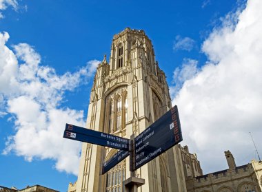 Bristol, İngiltere 'deki Bristol Üniversitesi' ndeki Wills Memorial Binası 'nın ön plandaki turistik merkezlere yol gösteren bir tabelayla birlikte.