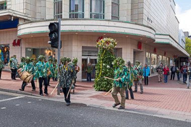 4 Mayıs 2013 'te İngiltere' nin Bristol şehrinde Jack in the Green ve katılımcıları Mayıs ayını kutlamak için geçit töreni düzenledi.