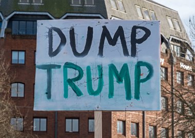 ABD Başkanı Donald Trumps 'a karşı düzenlenen bir gösteride DUMP TRUMP sloganı taşıyan bir pankart ve 4 Şubat 2017' de İngiltere 'nin Bristol kentine yaptığı resmi ziyaret önerisi