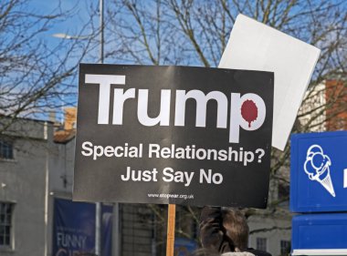 Sloganı Trump Özel İlişki olan bir pankart mı? ABD Başkanı Donald Trump 'ın 4 Şubat 2017' de İngiltere 'nin Bristol kentine yaptığı resmi ziyaret ve göç politikalarına karşı düzenlenen gösteriye 