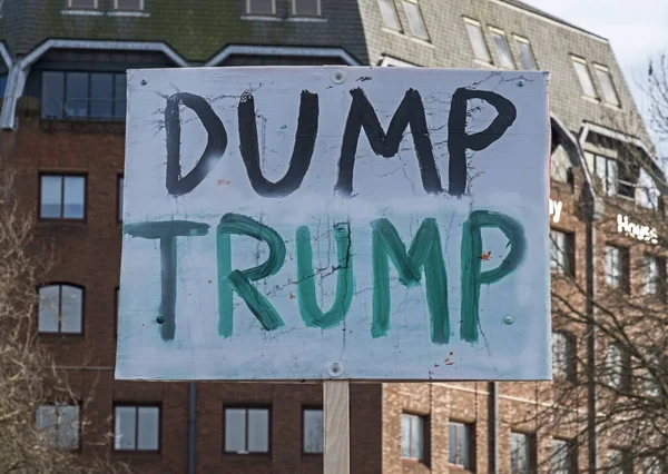 Плакат Лозунгом Dump Trump Демонстрации Против Иммиграционной Политики Президента Сша — стоковое фото