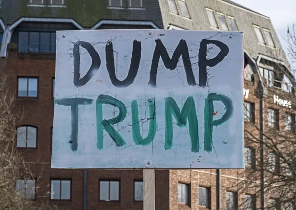 ABD Başkanı Donald Trumps 'a karşı düzenlenen bir gösteride DUMP TRUMP sloganı taşıyan bir pankart ve 4 Şubat 2017' de İngiltere 'nin Bristol kentine yaptığı resmi ziyaret önerisi