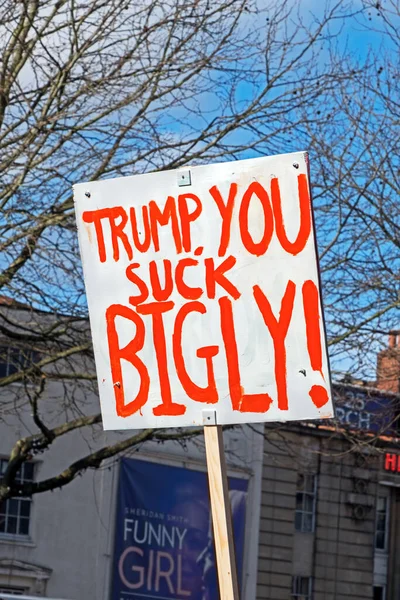 Une Pancarte Avec Slogan Trump You Suck Bigly Lors Une — Photo