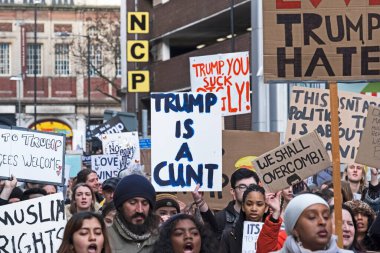Protestocular, ABD Başkanı Donald Trump 'ın 4 Şubat 2017' de Bristol, İngiltere 'ye yapacağı ziyaret ve göç politikalarına karşı düzenlenen bir gösteride pankart tutuyorlar.