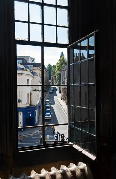 Bristol, İngiltere 'deki Blackwell Kitapevi 8 Eylül 2007' de Bristol Üniversitesi 'nin Wills Memorial Kütüphanesi' nin açık penceresinden görüldü.