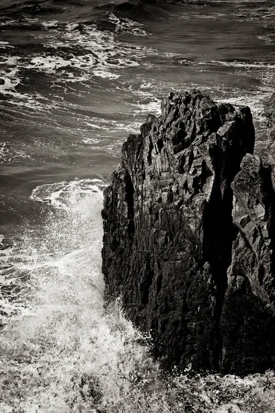 Uma Fotografia Sepia Dramática Ondas Quebrando Rochas Weston Super Mare — Fotografia de Stock