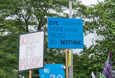 Weston-super-Mare, İngiltere 'deki Weston Genel Hastanesi' nde 4 Temmuz 2017 'de meydana gelen kaza ve acil servisin bir gecede kapatılmasına karşı düzenlenen bir gösteride pankartlar.